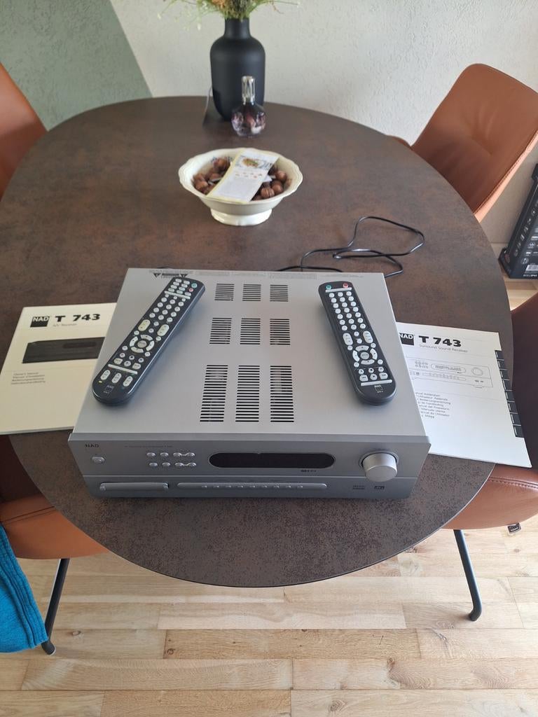 NAD T 743 AV Surround Sound Receiver met afstandsbedieningen, Zo goed als nieuw, 60 tot 120 watt, Ophalen, Overige merken