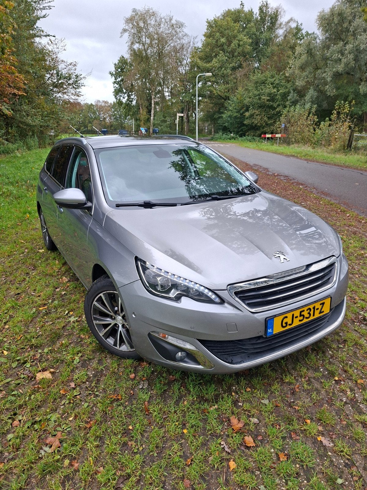 Peugeot 308 1.2 puretech allure 131pk 2015 Grijs, Auto's, Zwart, 1199 cc, 1165 kg, Origineel Nederlands
