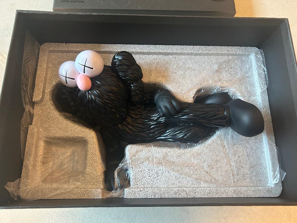 Kaws Time Off (black), Ophalen