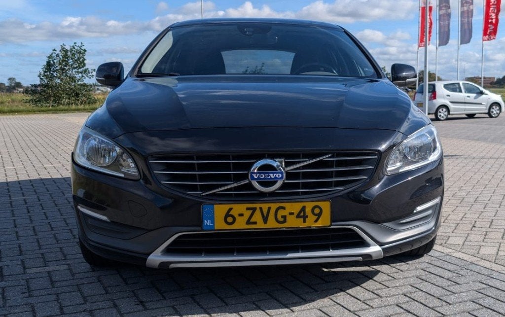 Volvo V60 T3 Momentum | 2e eigenaar | Benzine | APK 7-2027, Auto's, Voorwielaandrijving, 1596 cc, Zwart, 4 cilinders