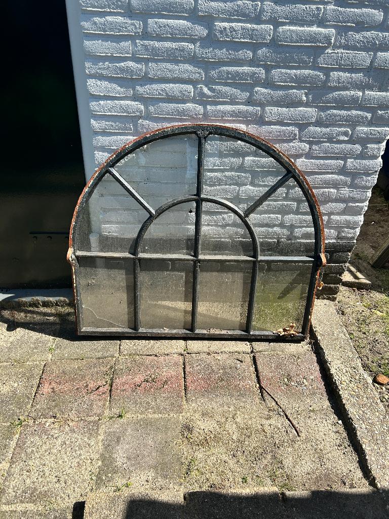Boerenraam stalraam hoog Gietijzer, Ophalen
