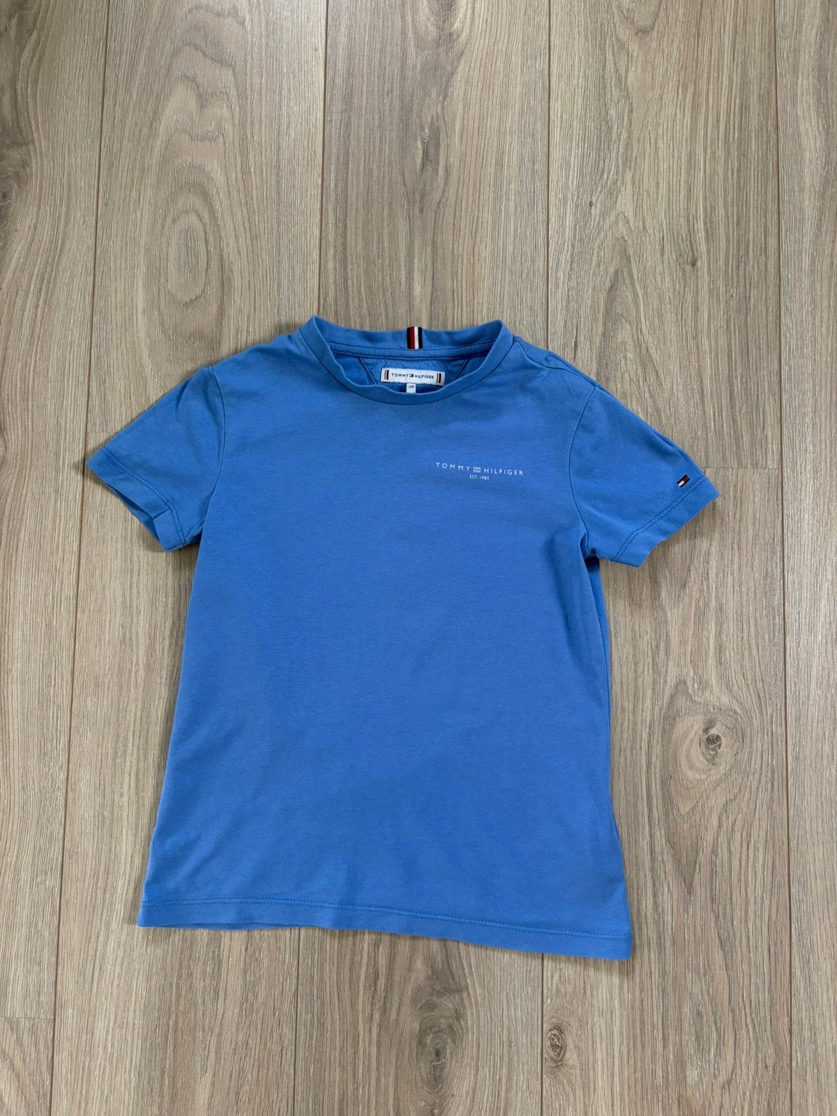 (Licht)blauw Tommy Hilfiger shirt - maat 128, Kinderen en Baby's, Ophalen of Verzenden, Zo goed als nieuw, Jongen, Shirt of Longsleeve
