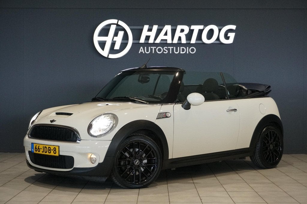 Mini Cabrio 1.6 Cooper S Chili Cabrio + BI-XENON / CLIMATE C, Auto's, Voorwielaandrijving, Euro 5, Gebruikt, Zwart