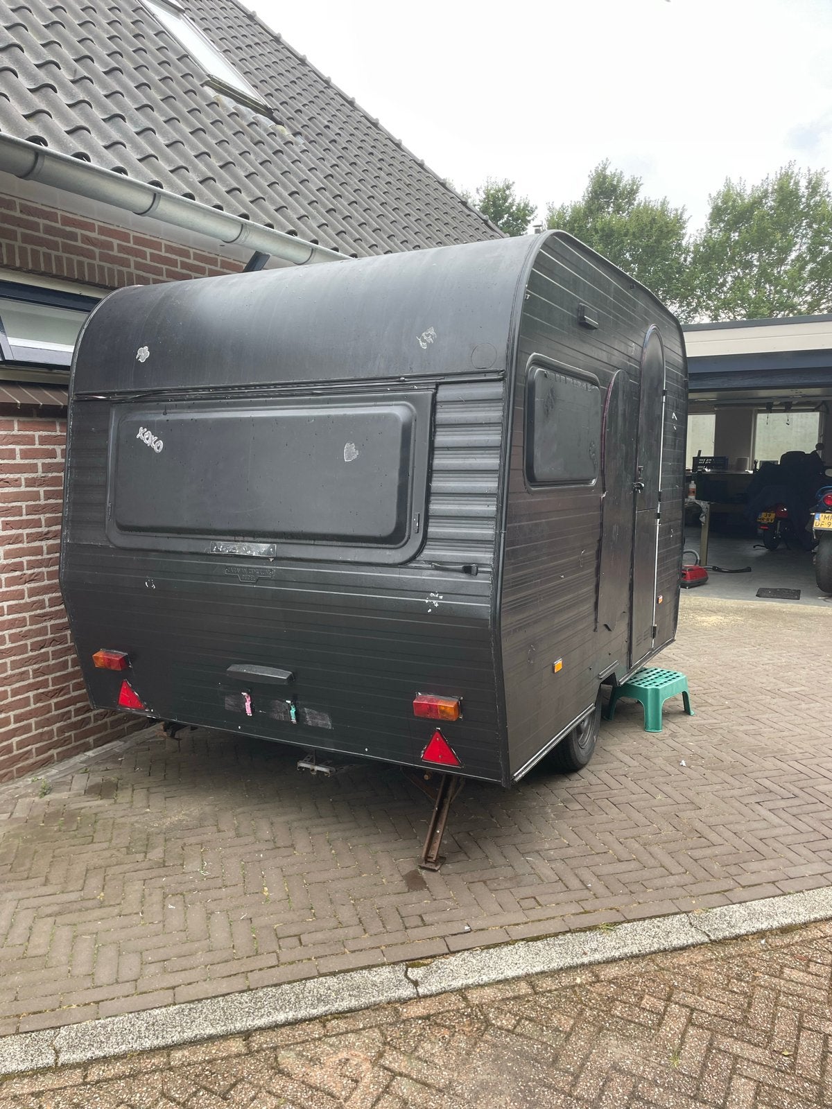 Compacte zwarte caravan met vast bed IN PRIJS VERLAAGD, Twee personen