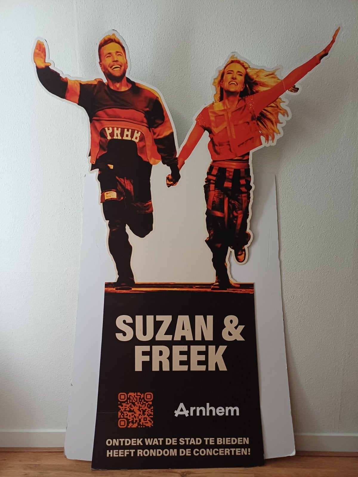 Suzan & Freek, uniek bord ( hard karton )., Verzamelen, Ophalen, Zo goed als nieuw, Reclamebord