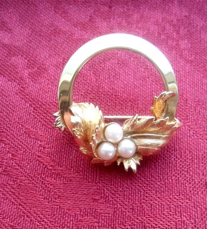 Broche. Sarah Coventry Verguld. Jaren, Sieraden, Tassen en Uiterlijk, Broches, Zo goed als nieuw, Overige materialen, Goud, Ophalen of Verzenden