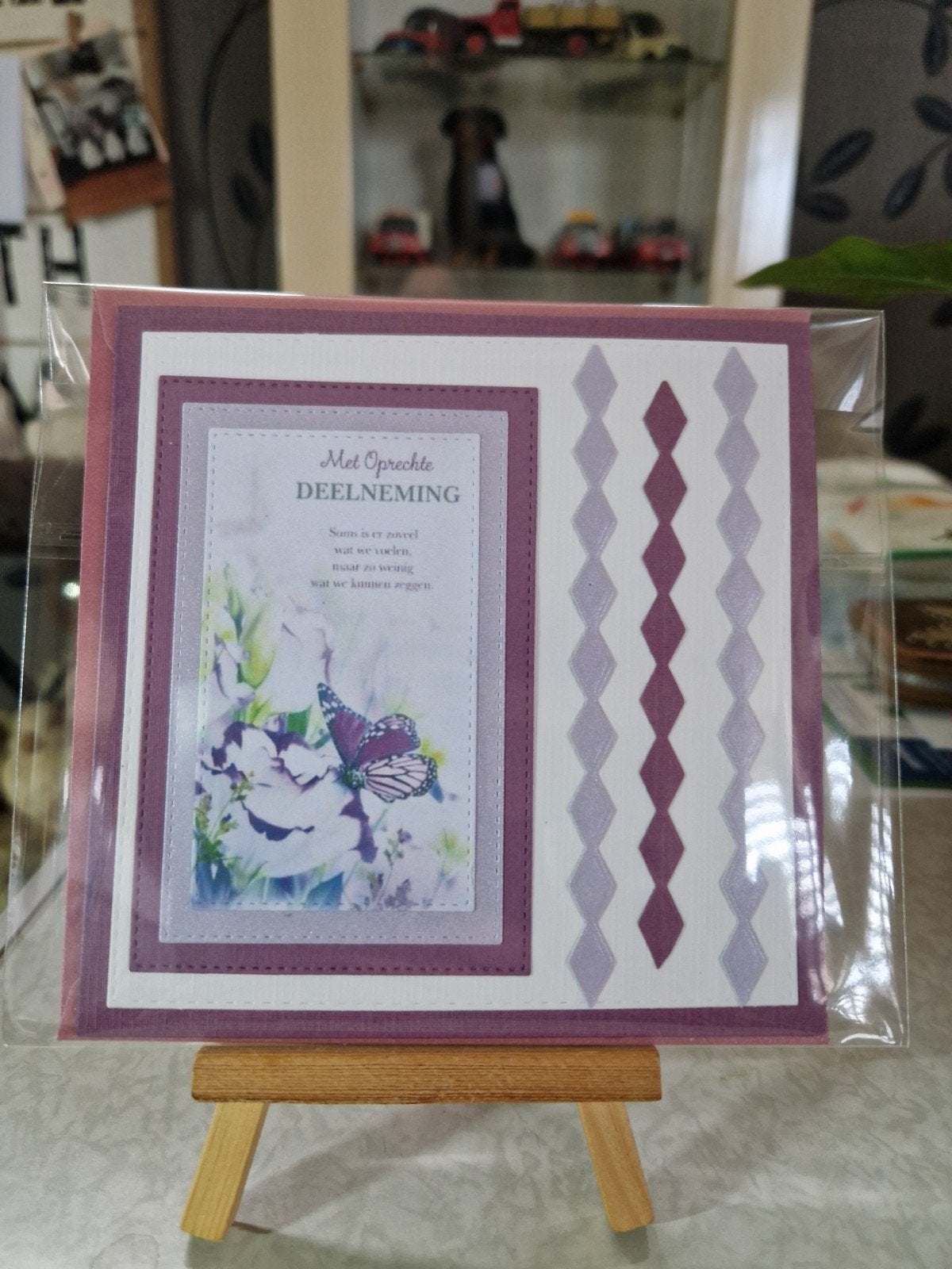 Kaartje condoleance paarse vlinder met bloemen en tekst, Ophalen of Verzenden, Nieuw, Overige thema's