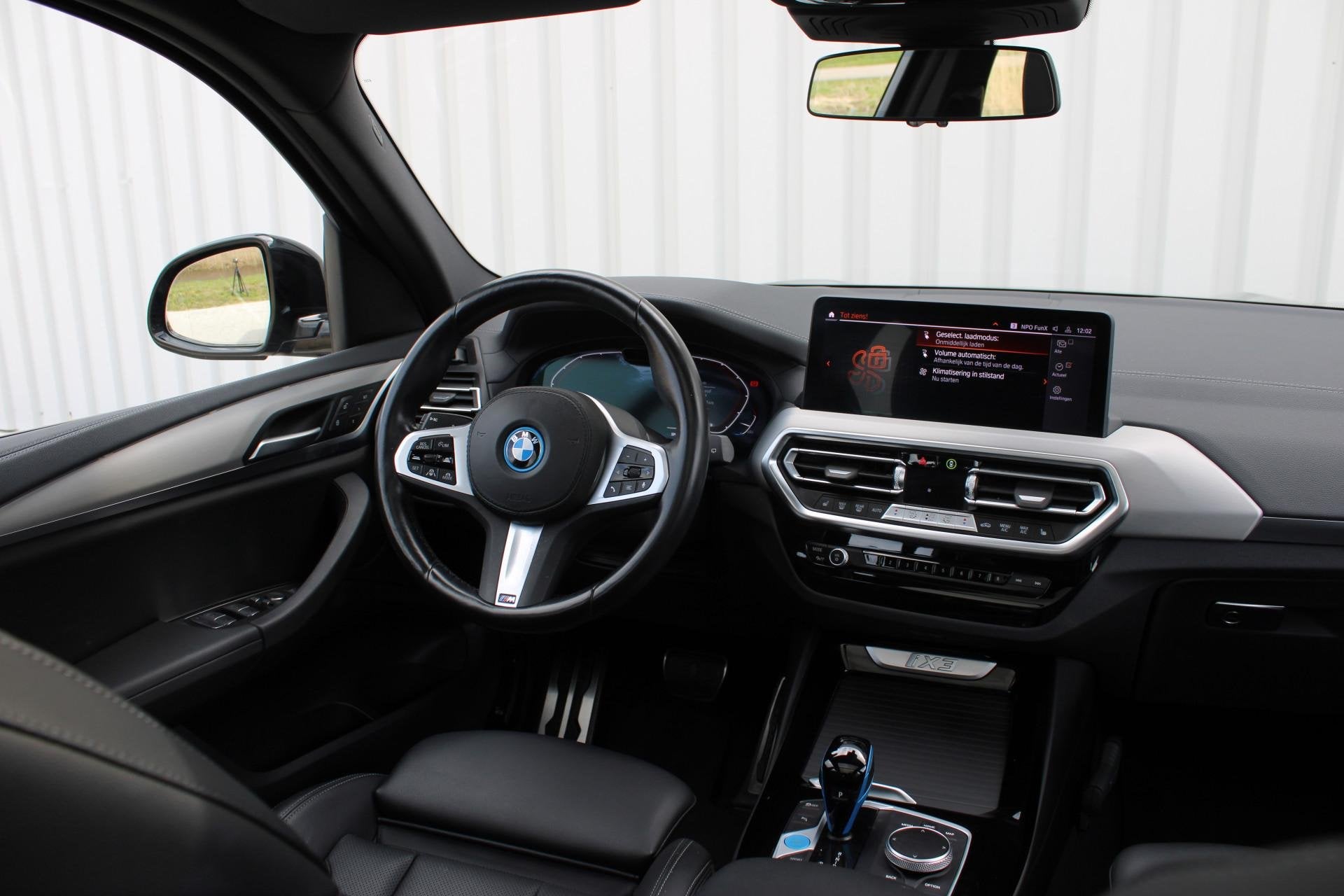 BMW iX3 Executive 80 kWh met Pano | Incl. 12 maanden garanti, Auto's, Gebruikt, Zwart, Automatische klimaatregeling, 2155 kg