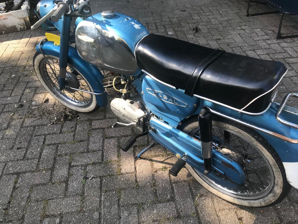 Casal, Maximaal 45 km/u, 49 cc, 4 versnellingen, Ophalen