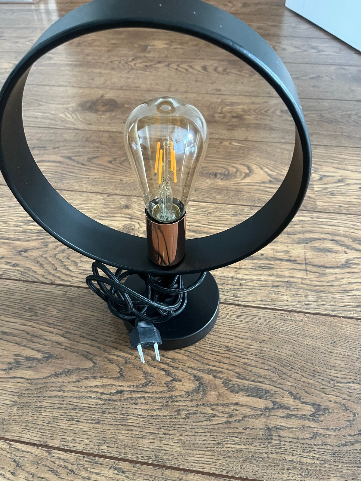 Zwarte tafellamp met inclusief lamp - Mooie eyecatcher, Gebruikt, Ophalen of Verzenden, Metaal, Inclusief lichtbron