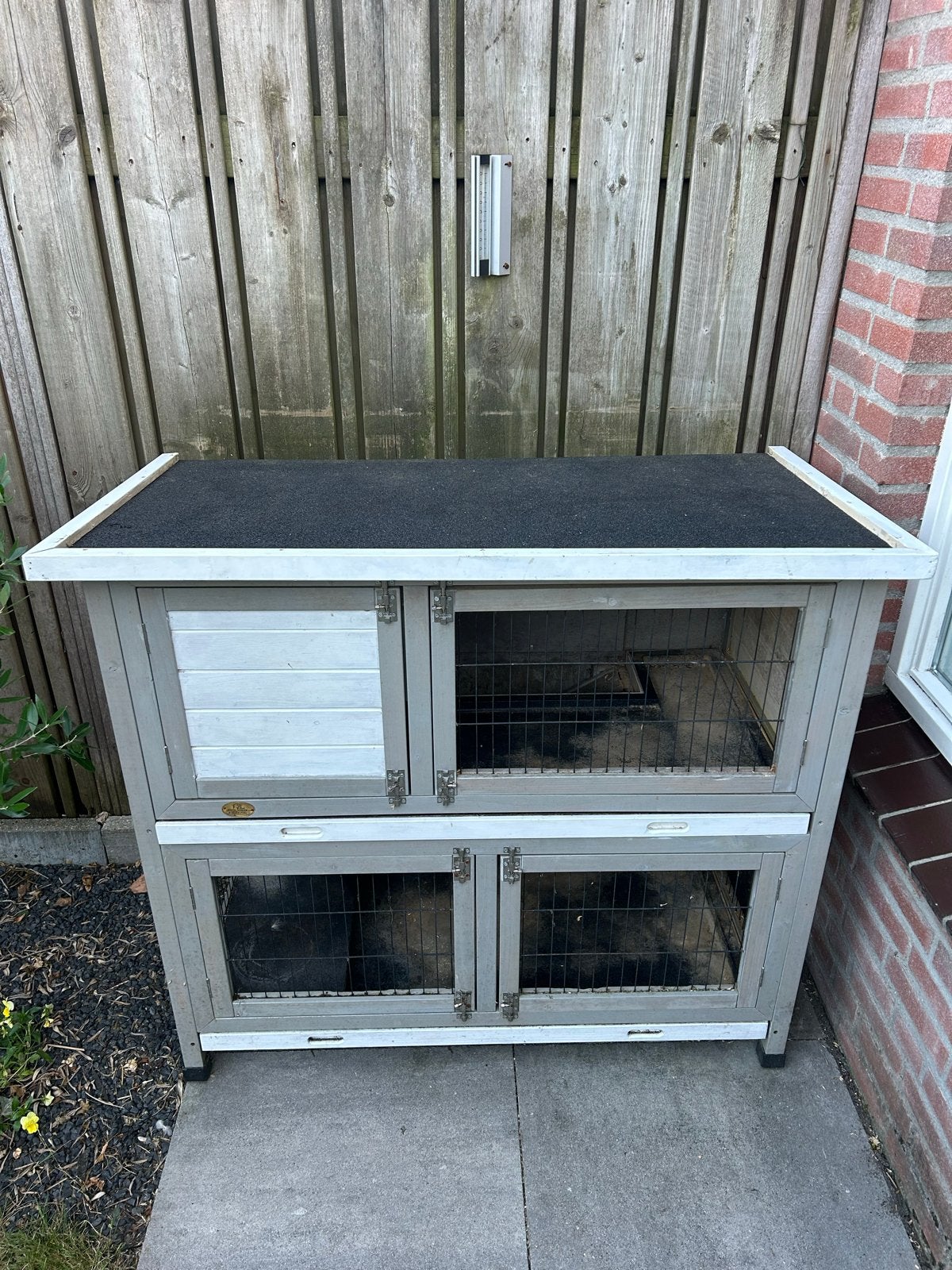 Konijnenhok, goed onderhouden.kleur grijs met wit, Dieren en Toebehoren, Knaagdieren en Konijnen | Hokken en Kooien, Ophalen, 90 cm of meer