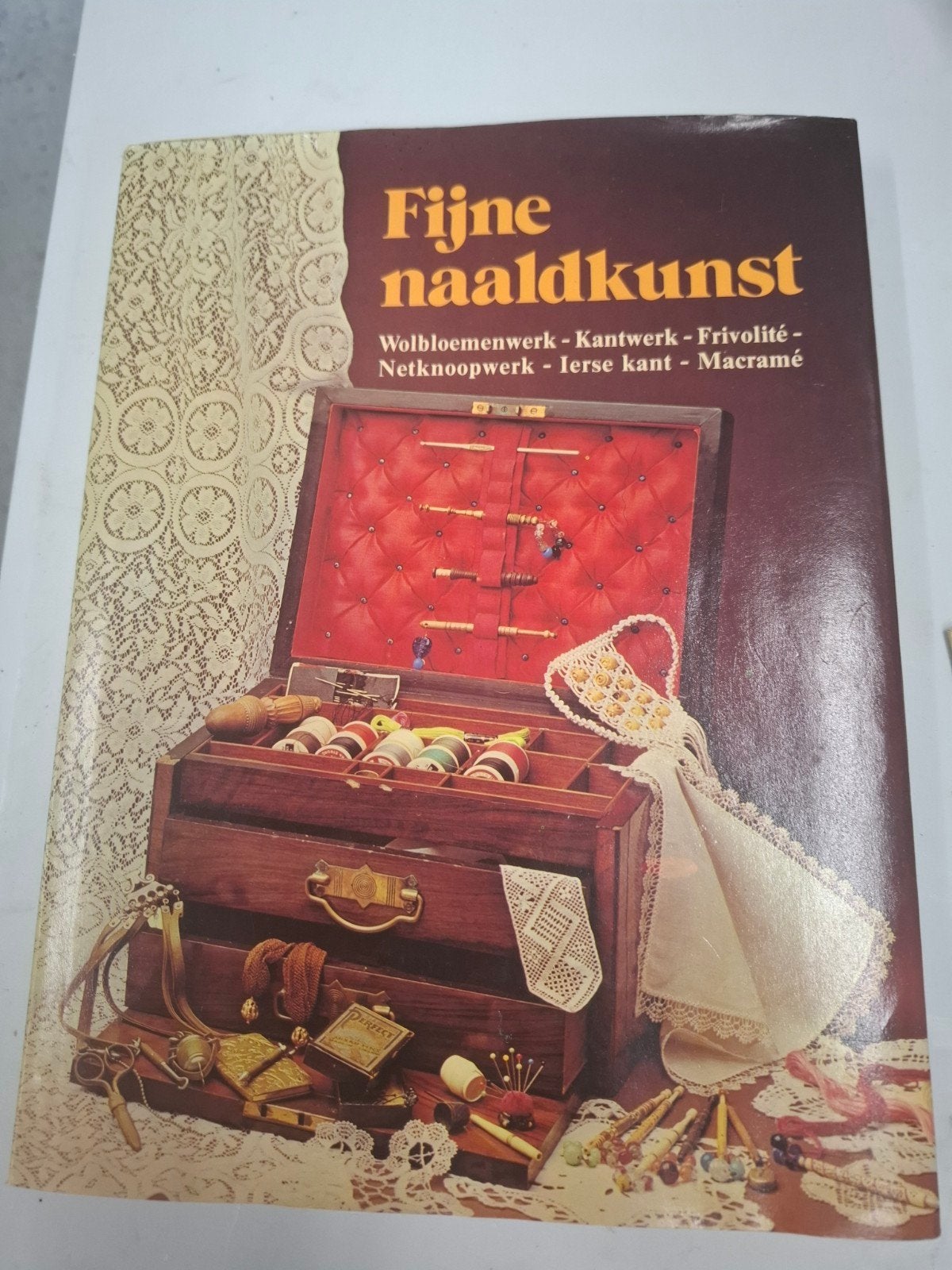 Boek Fijne Naaldkunst., Ophalen of Verzenden, Gebruikt, Overige typen