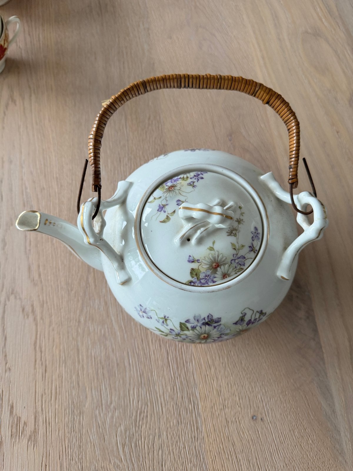 Vintage theepot met rieten hengsel en bloemmotief, Ophalen