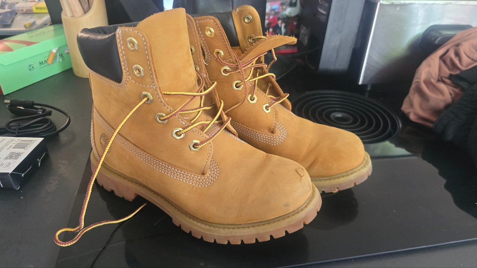 Timberlands bijna niet gedragen. Wel kleine beschadiging., Beige, Ophalen of Verzenden, Timberland, Sneakers of Gympen