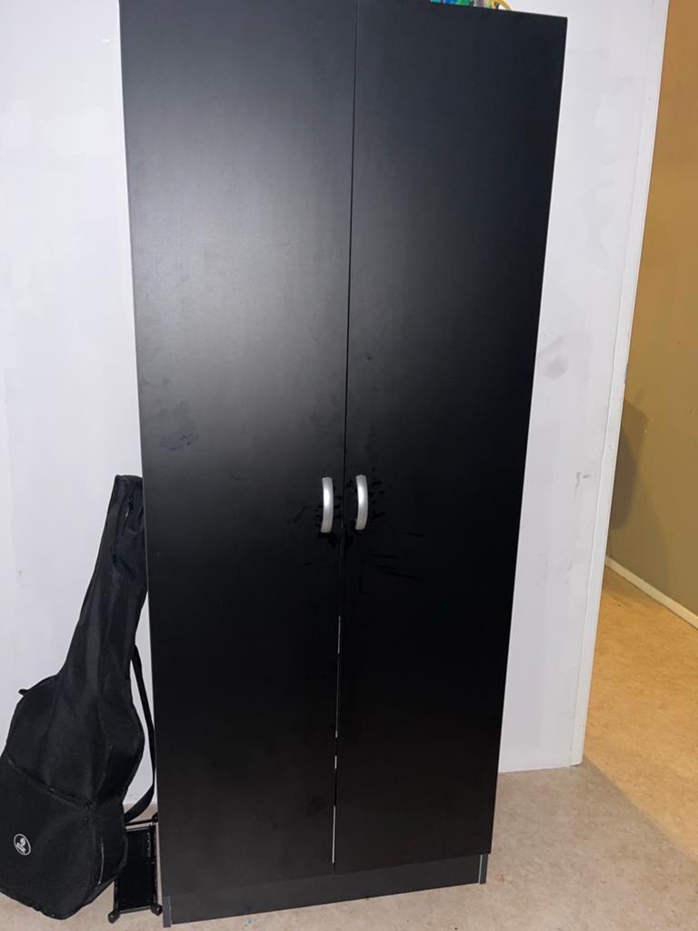 Zwarte kledingkast met twee deuren, Gebruikt, 200 cm of meer, 25 tot 50 cm, Overige houtsoorten