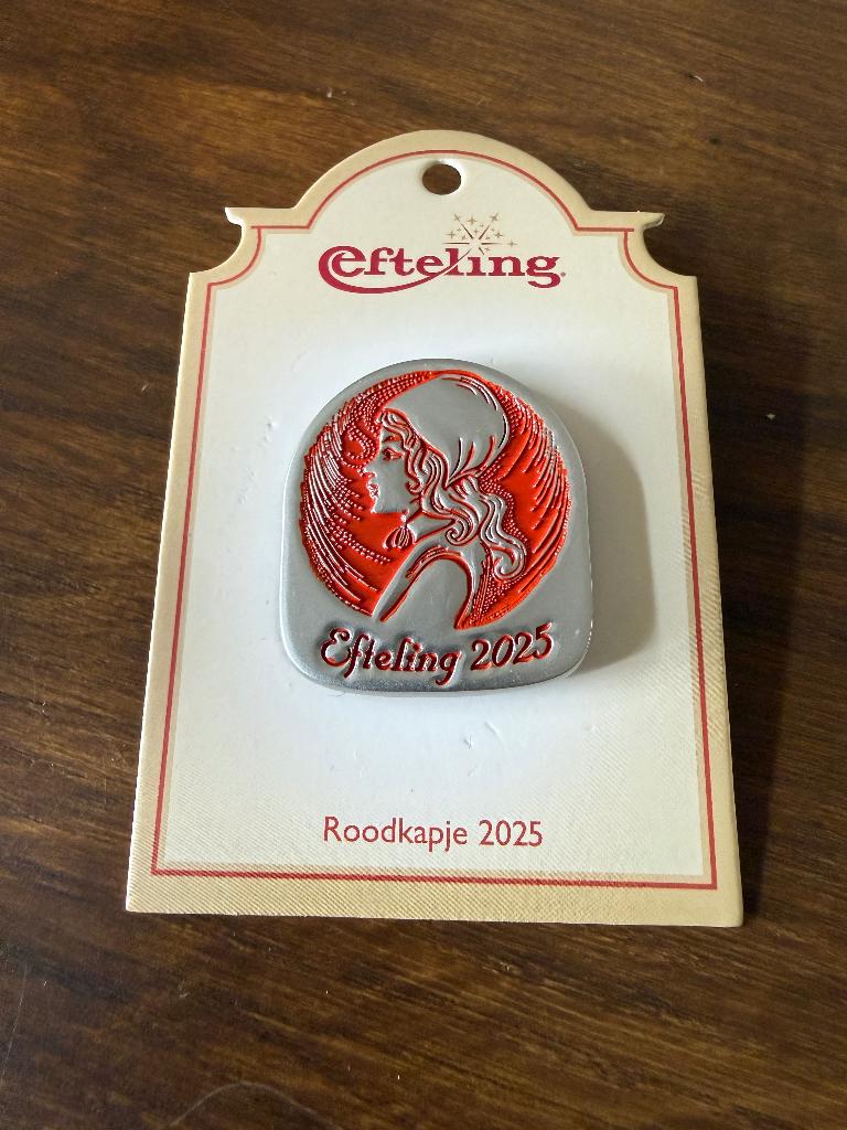 Efteling pin - Roodkapje 2025, Ophalen of Verzenden, Nieuw, Button of Speldje