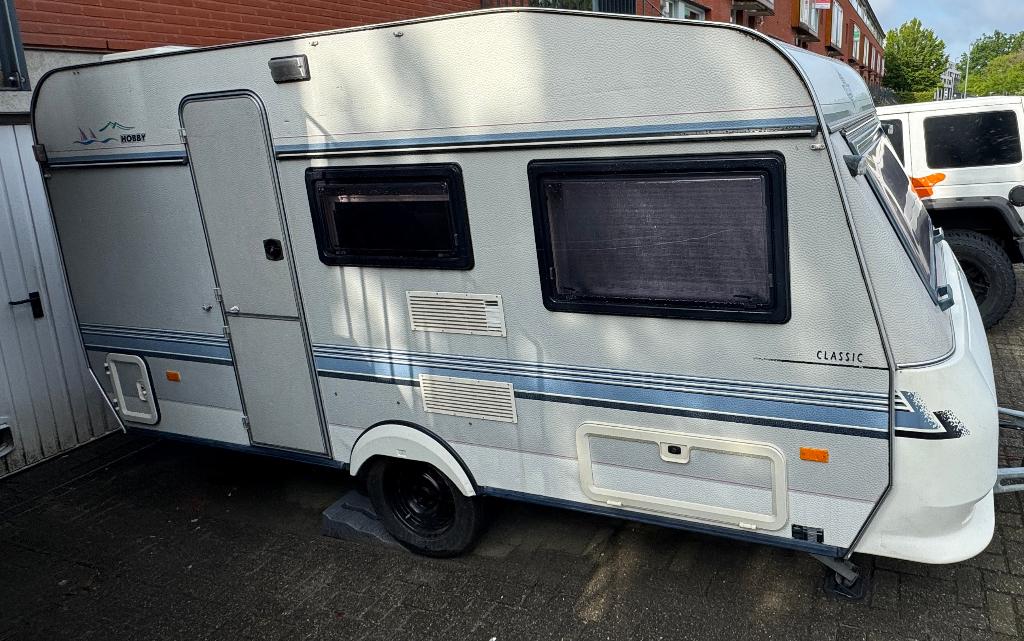 Caravan Hobby Classic met stapelbed, Hobby, 750 - 1000 kg, Particulier, Luifel