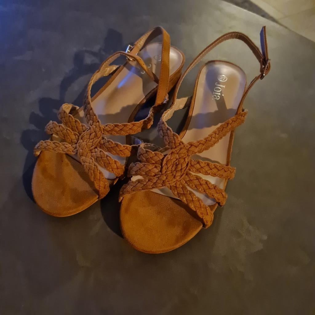 Bruine sandalen met lage hak maat 37, Kleding | Dames, Schoenen, Ophalen, Bruin, Joia, Nieuw