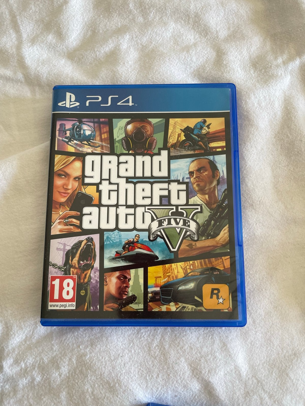 Foto 5 van PlayStation 4 Slim met controller en 2 games