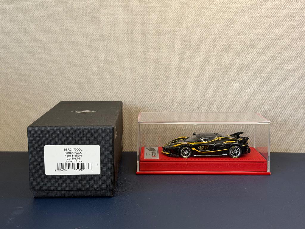 BBR Ferrari FXXK 1:43 Calsito models zwart lederen voet, Hobby en Vrije tijd, Modelauto's | 1:43, Ophalen of Verzenden, Zo goed als nieuw