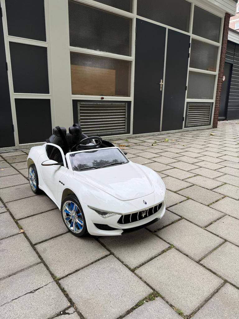 Maserati elektrische kinderauto wit met blauwe velgen, Ophalen, Gebruikt