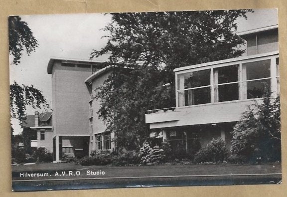 Oude Ansichtkaart Hilversum A.V.R.O. Studio, Verzamelen, Ophalen of Verzenden, 1940 tot 1960, Ongelopen, Noord-Holland