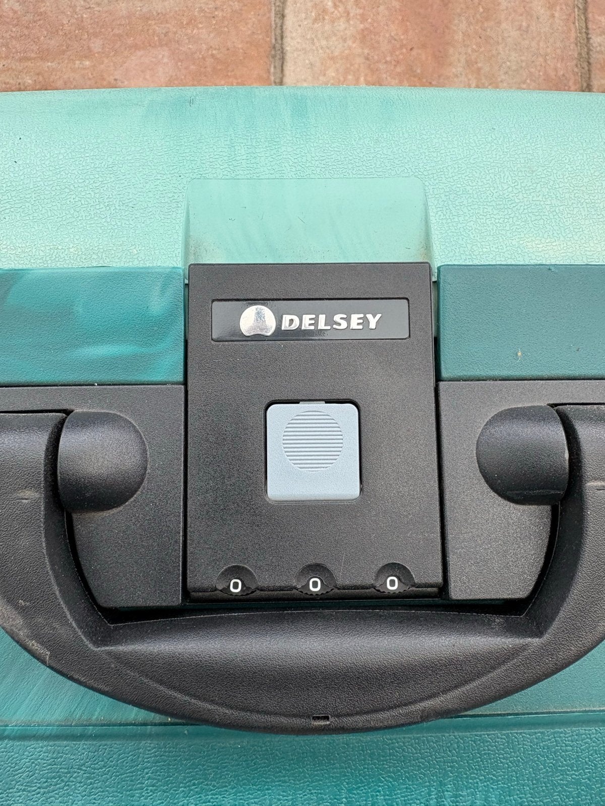 Delsey Koffer - Weinig gebruikt, hard kunststof, groen, Ophalen, Hard kunststof, Slot, Zo goed als nieuw