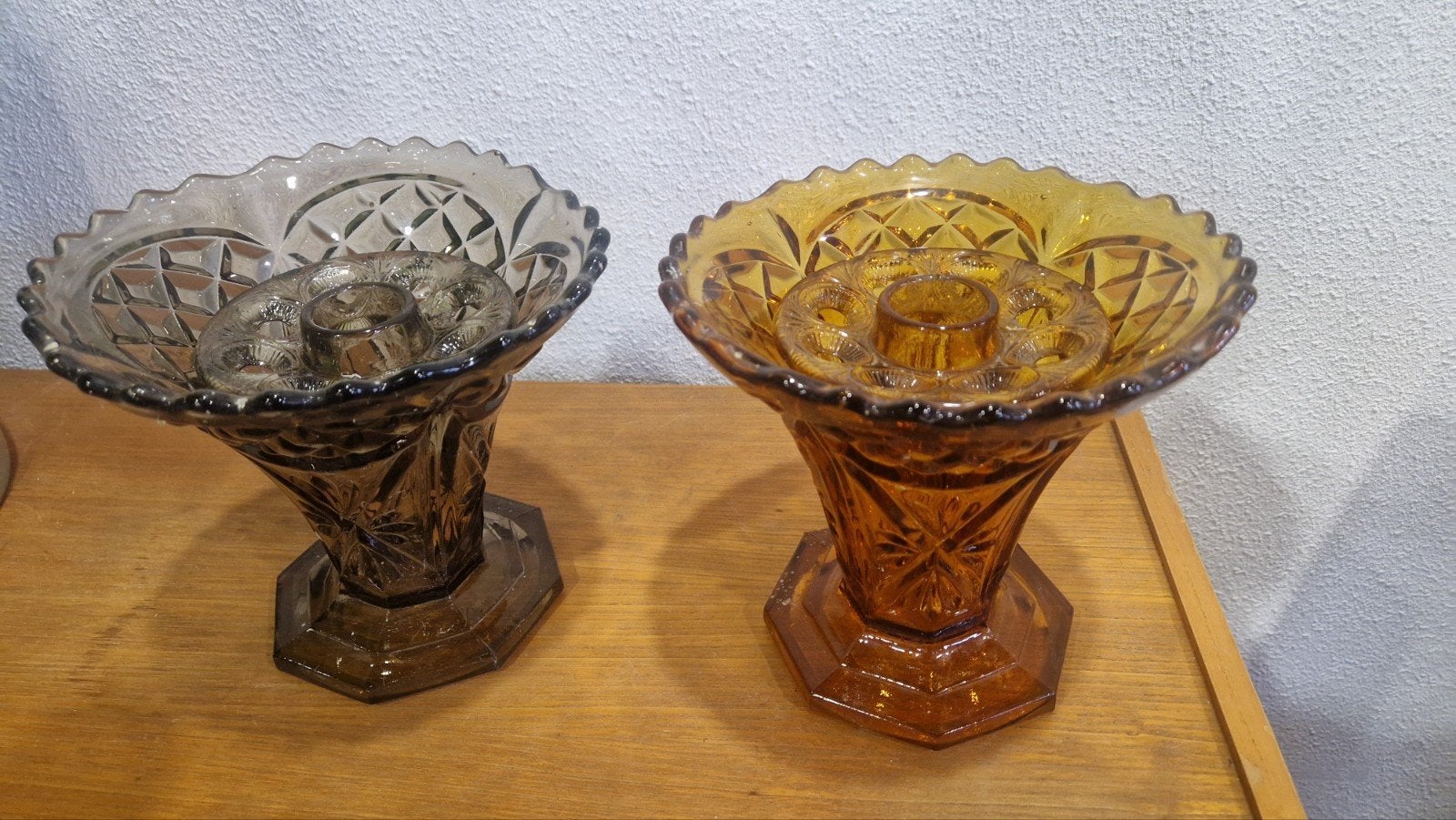 2 oude pique fleur vazen amber glas bruin en geel/oranje, Ophalen of Verzenden