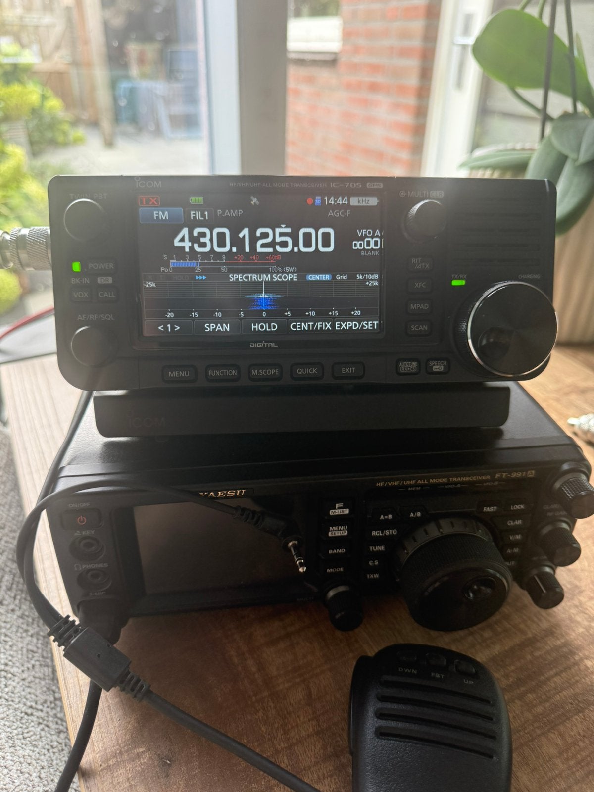 Icom 705 met MBF -705 Desktop stand, Ophalen, Zo goed als nieuw