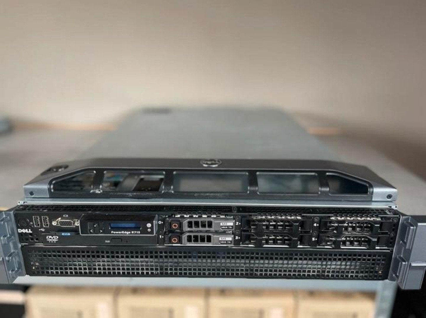 2 Dell R715 Servers 1x 128GB RAM + 1x 256GB RAM, Ophalen, 2 tot 3 Ghz, Hot swappable onderdelen, Refurbished