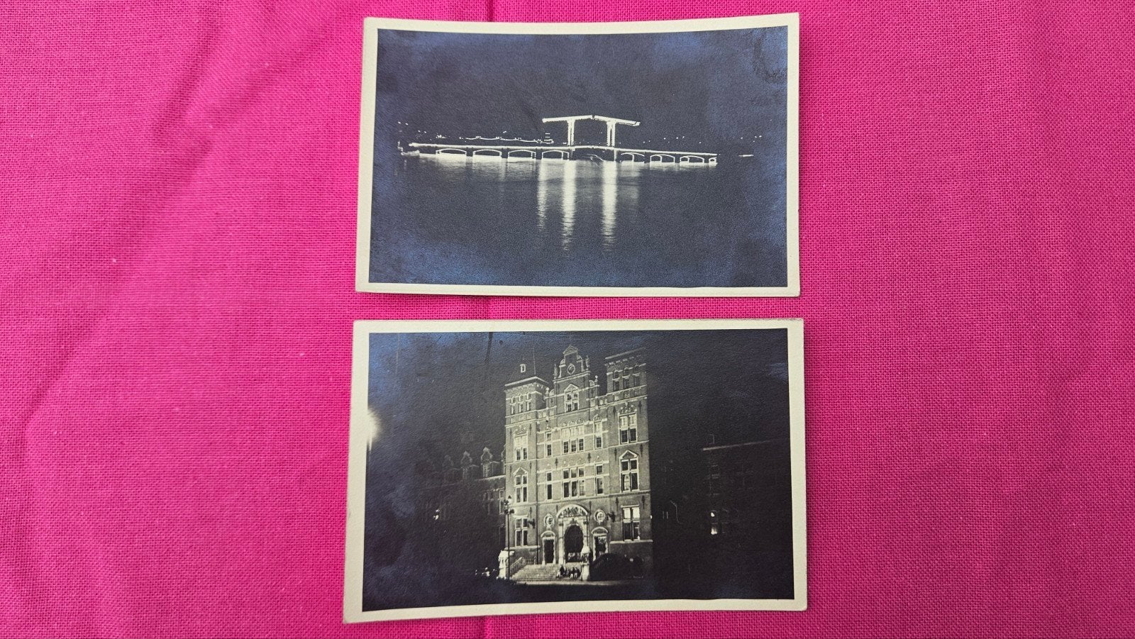 2 oude foto's van gebouwen en een brug 's nachts, Gebruikt, Foto, Ophalen of Verzenden, Gebouw