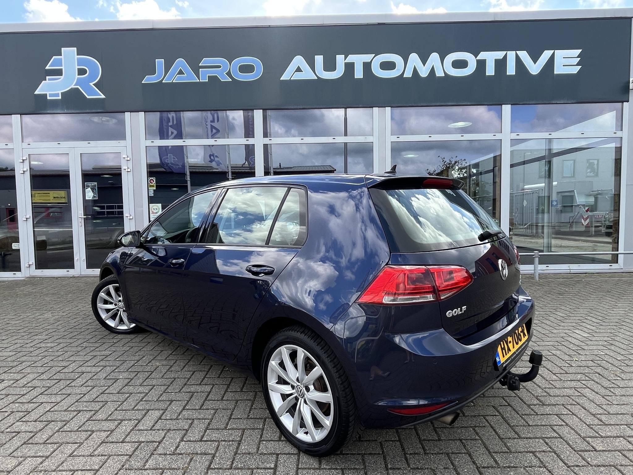 Foto 3 van Volkswagen Golf 1.2 TSI Business Edition Connected | PDC V+A