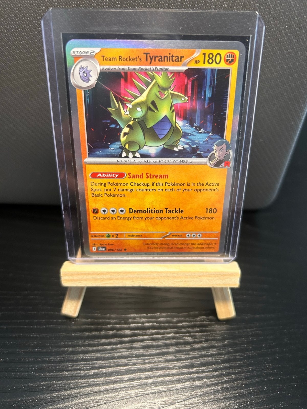 Team Rocket's Tyranitar Pokémon Kaart NM met toploader, Ophalen of Verzenden, Zo goed als nieuw, Losse kaart