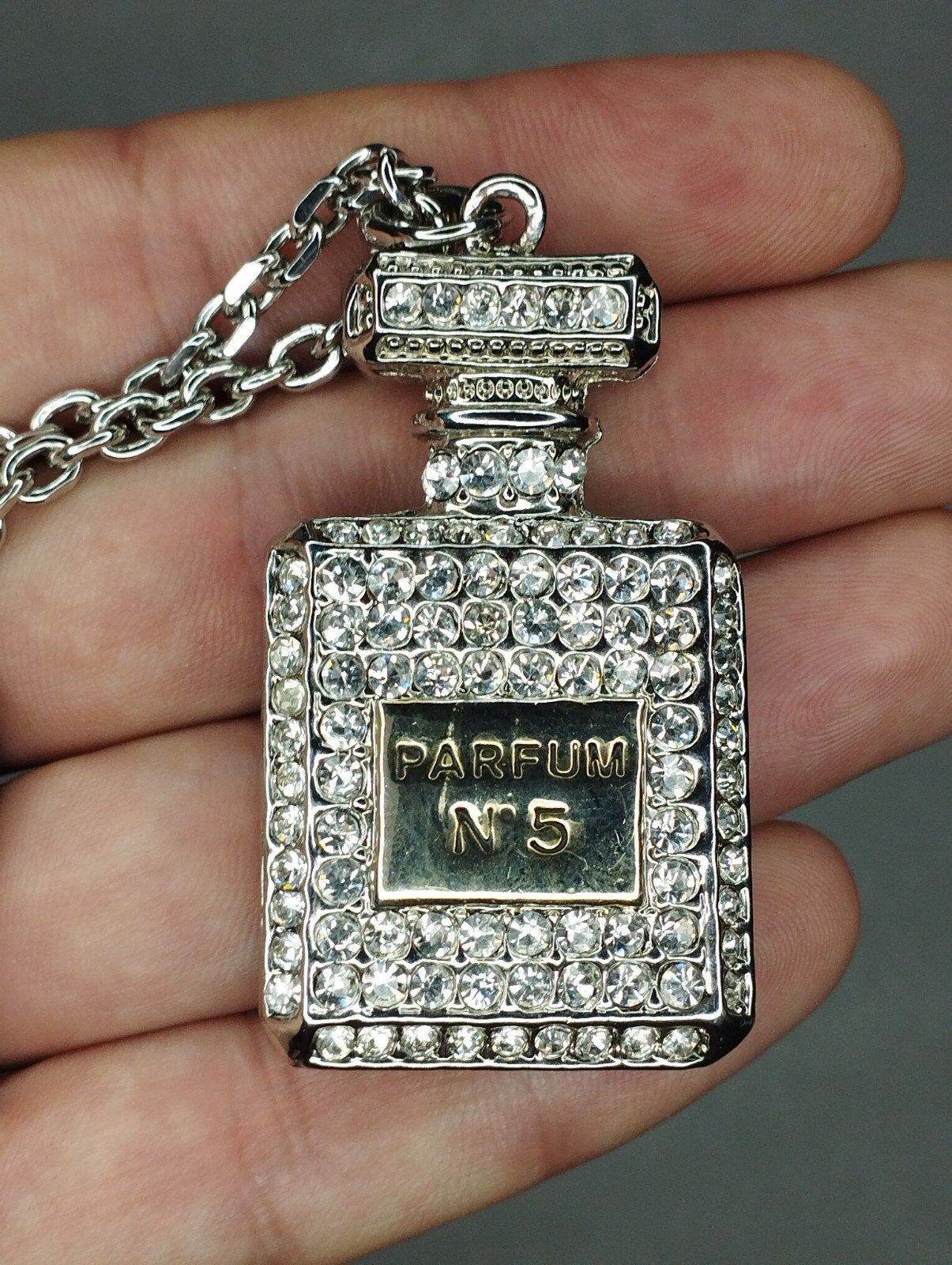 Een prachtige hanger met parfumnummer vijf., Sieraden, Tassen en Uiterlijk, Kettinghangers, Ophalen of Verzenden, Zo goed als nieuw