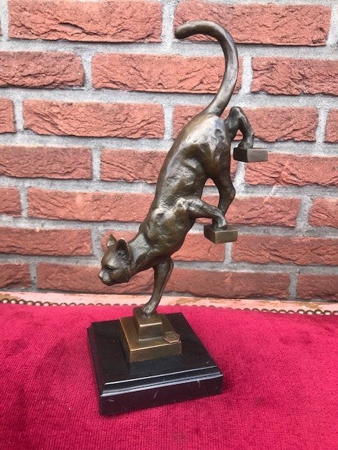 kat daalt de trap af, brons en marmer, Ophalen of Verzenden, Brons