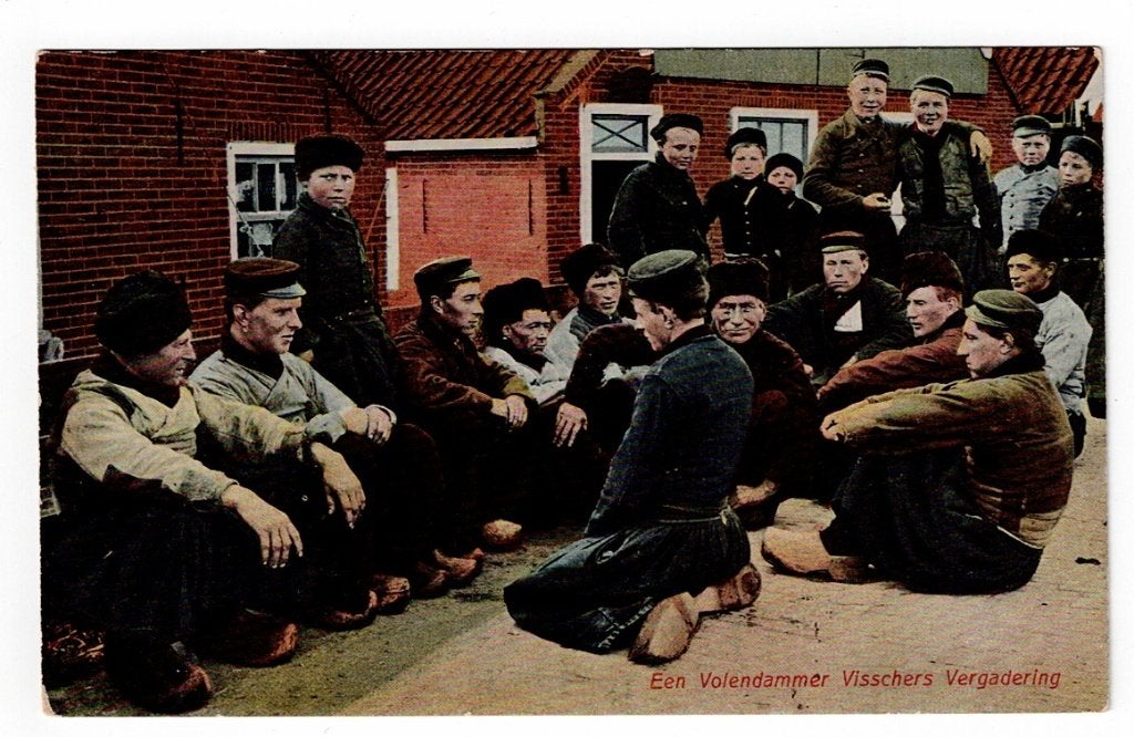Volendam 1910. Een Volendammer Visschers Vergadering., Ophalen of Verzenden, Voor 1920, Ongelopen, Noord-Holland