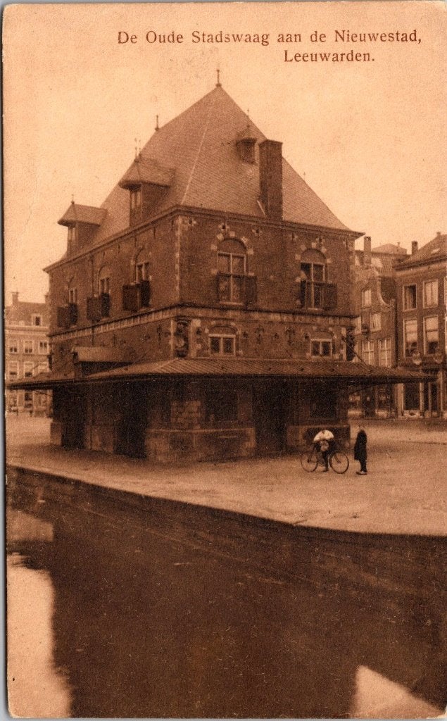 Leeuwarden  - 11 oude ansichtkaarten De Waag, Verzenden, 1940 tot 1960, Gelopen, Friesland