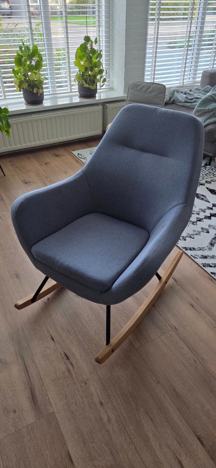 Comfortabele grijze schommelstoel, Ophalen, Hout, Zo goed als nieuw, Eén