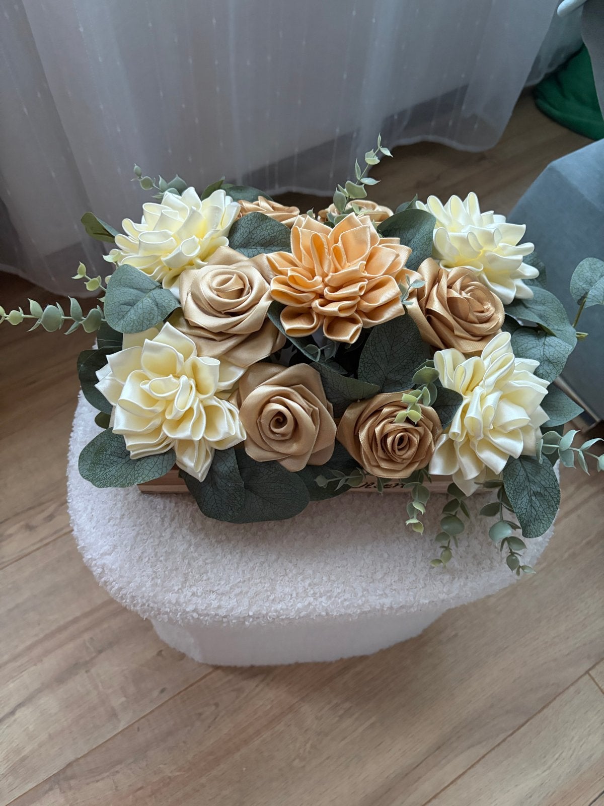 Prachtig handgemaakt bloemstuk van satijn, Binnen, Nieuw, Textiel, Ophalen of Verzenden