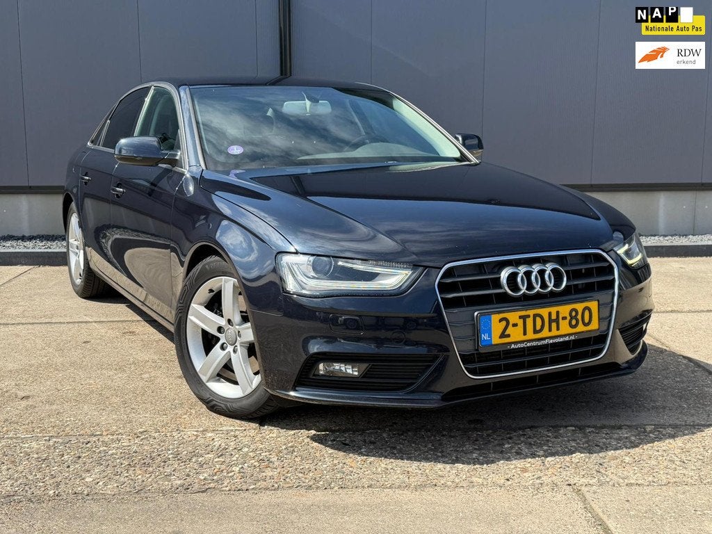 Audi A4 Limousine 1.8 TFSIe Edition / Trekhaak / Navigatie /, Voorwielaandrijving, Stof, Gebruikt, 4 cilinders