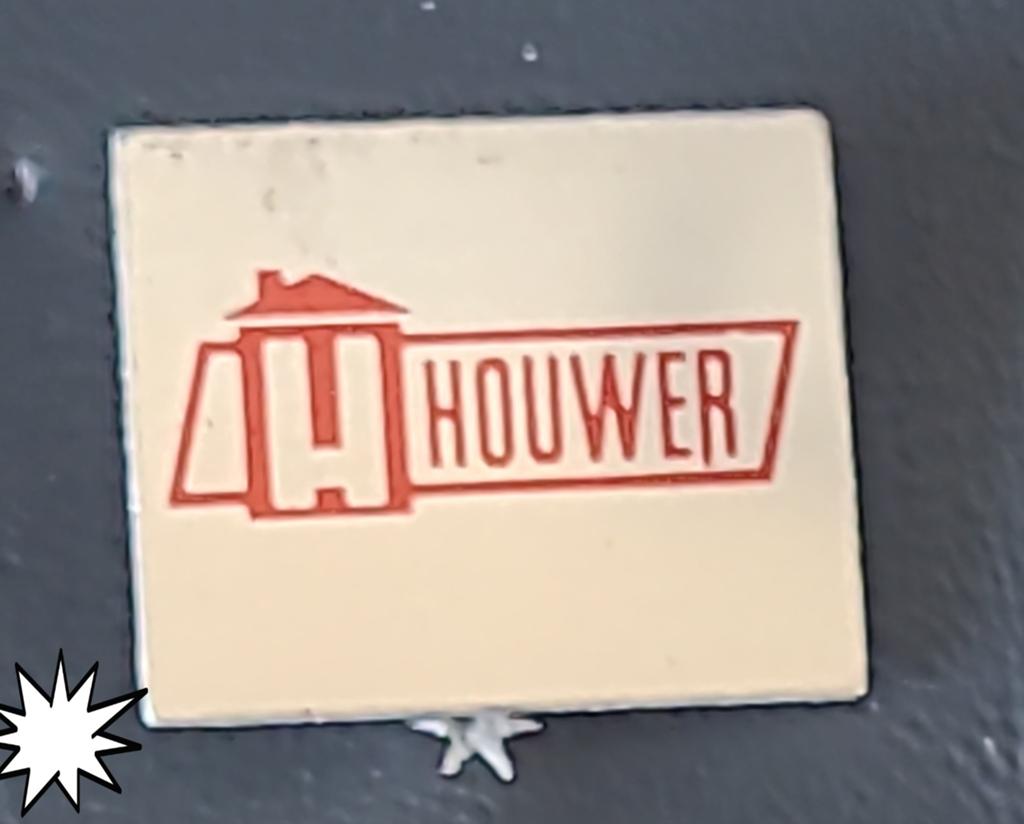 Vintage AH Houwer Speldje - Verzamelobject, Verzamelen, Speldjes, Pins en Buttons, Verzenden, Gebruikt, Merk, Speldje of Pin