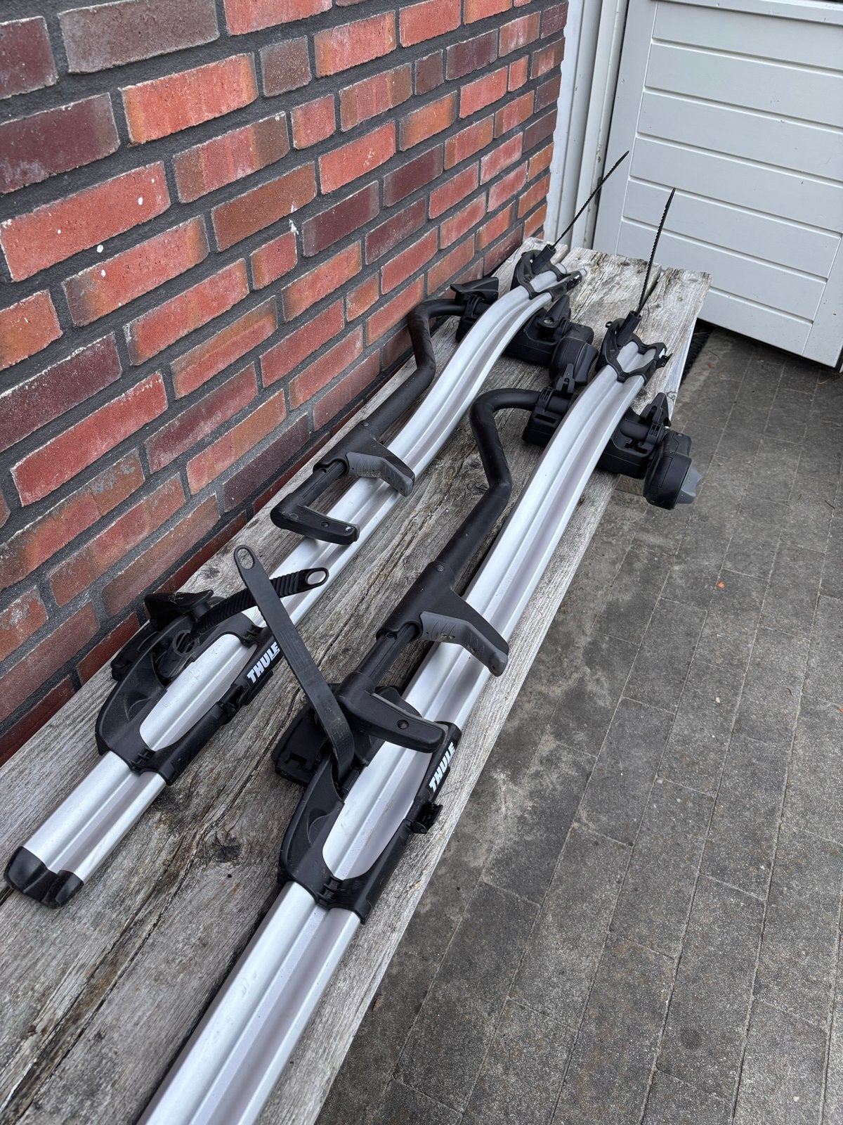 Thule fietsendragers voor dakmontage (2 stuks) / 1 voot 100, Auto diversen, Ophalen, Gebruikt