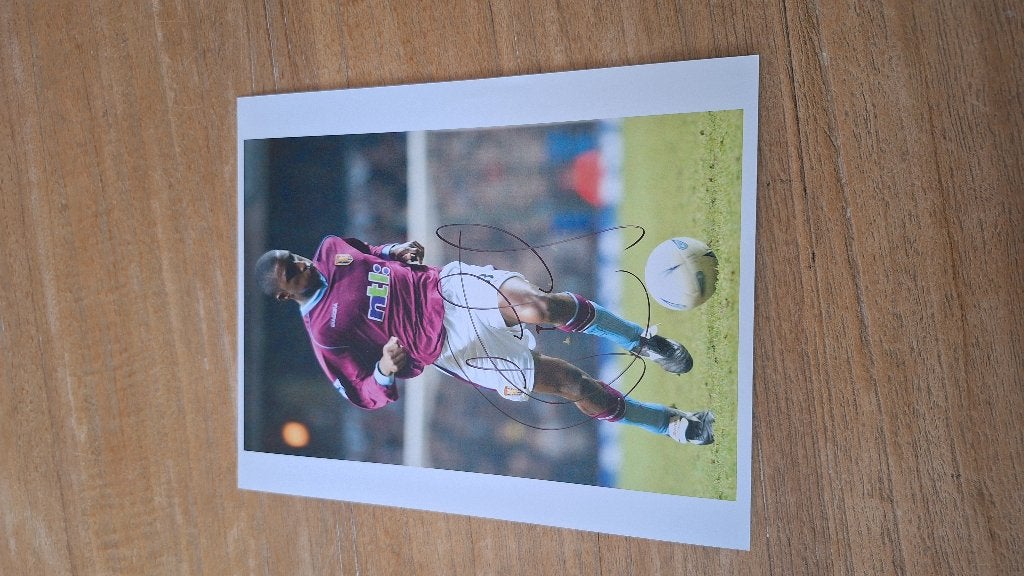 Foto 20x25cm met handtekening; Jllloyd Samuel # Aston Villa, Ophalen of Verzenden, Nieuw, Buitenlandse clubs, Overige typen