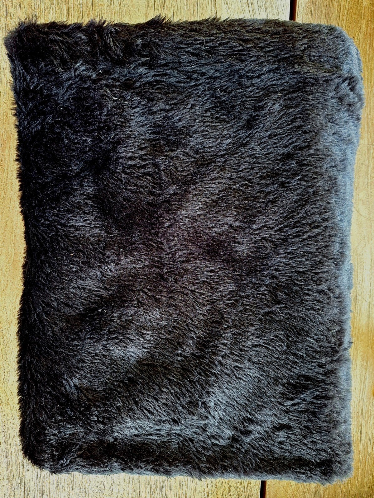 Zwarte pluizige stof voor knuffels, kussens - 1.57 x 1.30 m, Overige materialen, 120 cm of meer, Zwart, Nieuw