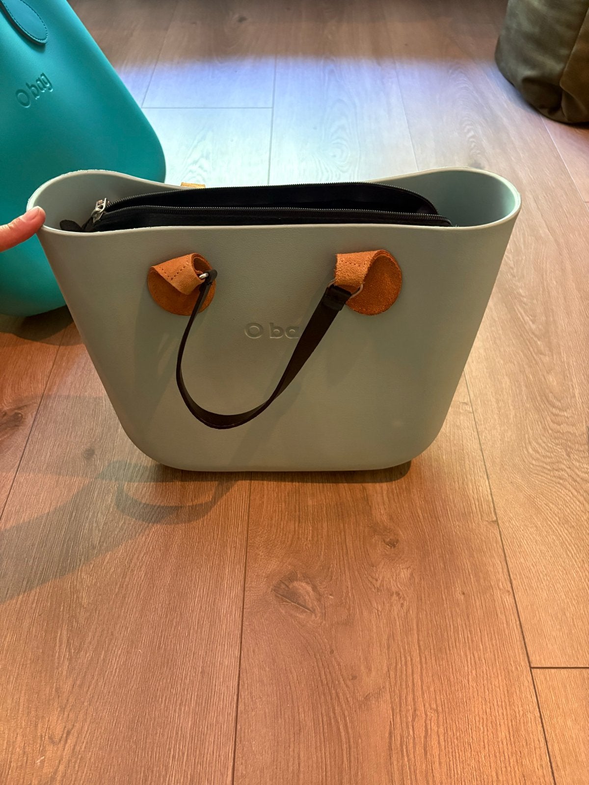 O bag tas lichtblauw met zwart binnentasje en hengsels, Sieraden, Tassen en Uiterlijk, Ophalen, Gebruikt, Blauw, Handtas