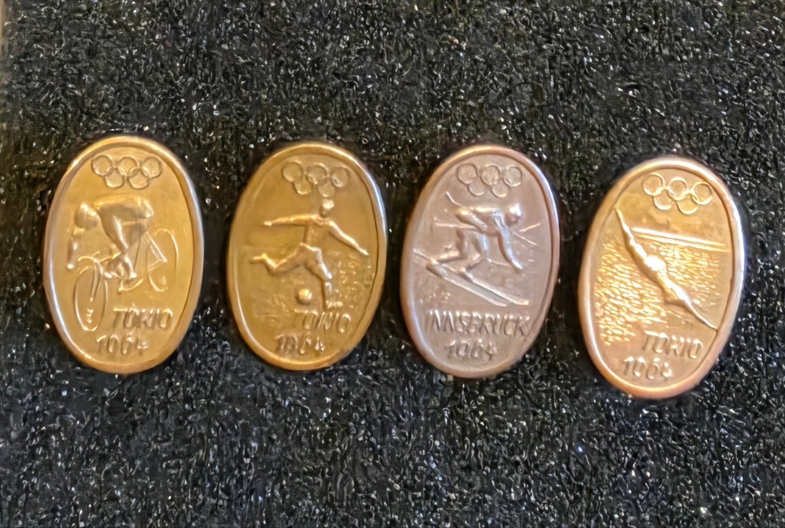 Olympische Spelen Speldjes 1964 Tokio & Innsbruck Collectie, Verzamelen, Verzenden, Gebruikt, Sport, Speldje of Pin