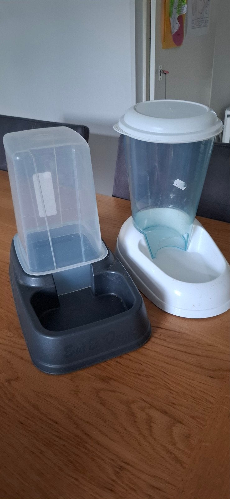 voer en water dispenser voor  water en brokjes, Ophalen of Verzenden, Gebruikt