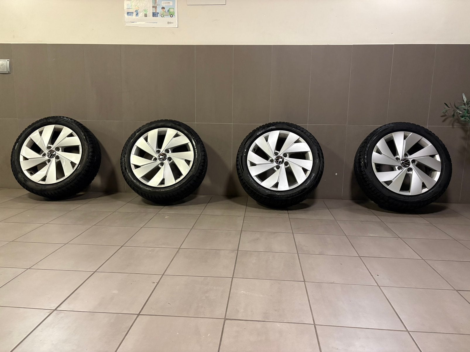 Volkswagen 17 Inch Originele Velgen + Pirelli Winterbanden, Ophalen