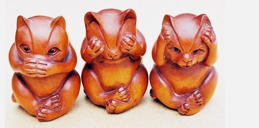 Set hardhouten Netsukes - 3 katten horen zien en zwijgen, Antiek en Kunst, Kunst | Niet-Westerse kunst, Hout, Bruin, Ophalen of Verzenden