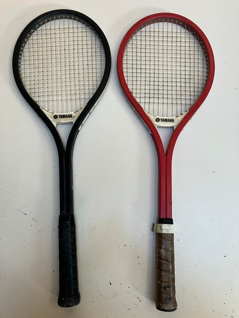 2 Vintage Yamaha Fiberglass Tennisrackets - Zwart & Rood, Ophalen of Verzenden, Gebruikt, Racket, Overige merken